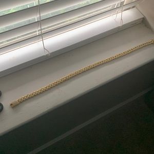 I will be selling a gold chain it is new with tags I just don’t see myself using